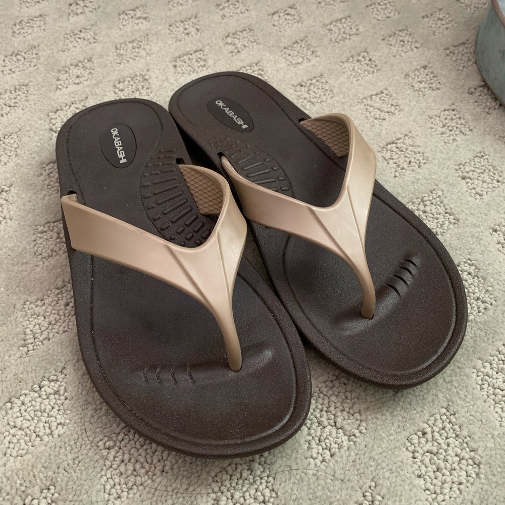 Okabashi Size M women’s brown flip flops